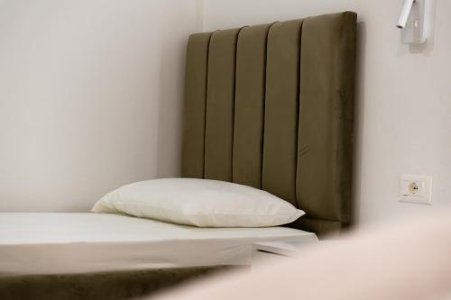 Una cama o camas en una habitación de Tepelena Center Hotel