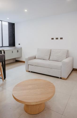 Ruang duduk di Nomadic Suites