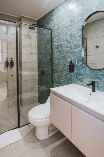 Bilik mandi di Nomadic Suites