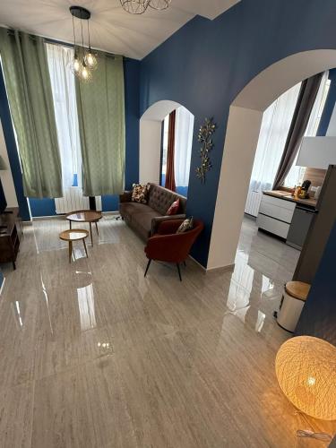 un salon avec un canapé et une table dans l'établissement F3 centre-ville, parking privé, à Auxerre