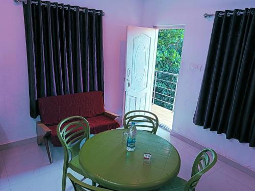 Posezení v ubytování Thekkekara Tourist Home Vagamon
