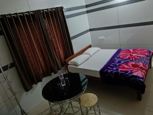Cama o camas de una habitación en Thekkekara Budget Rooms
