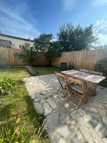 une table de pique-nique et une chaise dans une cour arrière dans l'établissement Maison & ses 2 chats, au Mans
