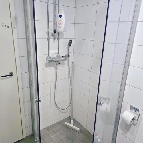 Bilik mandi di Bright Cozy Private Rooms 3min to Metro