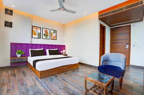 Postel nebo postele na pokoji v ubytování Hotel DSR TARK PLAZA NEAR IGI AIRPORT DELHI