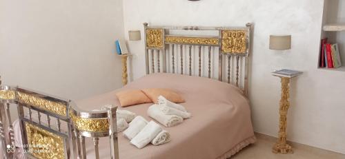 a bedroom with a bed with towels on it at Casa MiKiaMi in Monte SantʼAngelo