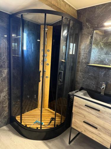 Photo de la galerie de l'établissement Chalet au bord de l eau, 