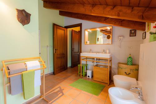 Koupelna v ubytování Il Laghello Wood House
