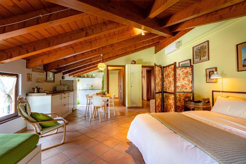 Postel nebo postele na pokoji v ubytování Il Laghello Wood House