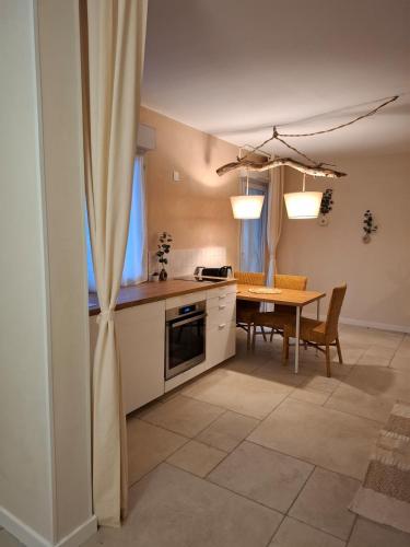 une cuisine avec une table et une salle à manger dans l'établissement Le Refuge Bohème - Centre des Congrès, à Caluire-et-Cuire