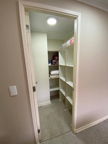 a room with a door open to a closet at Laguna Bahía Mar y Campo in San Antonio