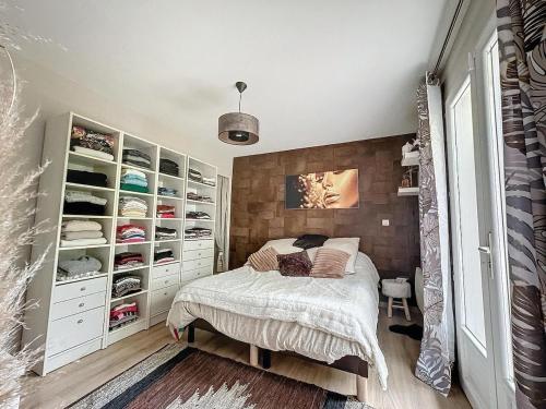 - une chambre avec un lit et un dressing dans l'établissement Spacieuse villa Les Alizées, à Montélimar