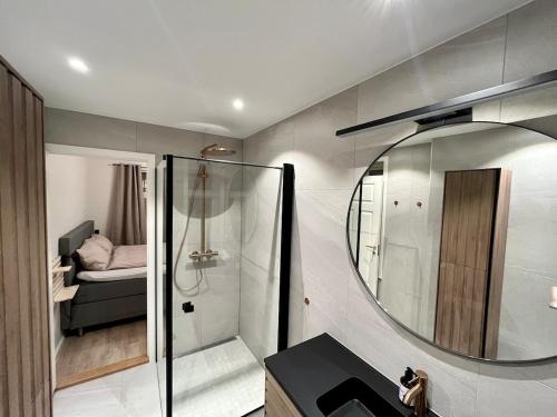 bagno con doccia e specchio di Historic House City Centre a Bergen