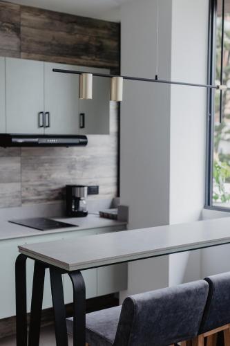 Dapur atau dapur kecil di Nomadic Suites