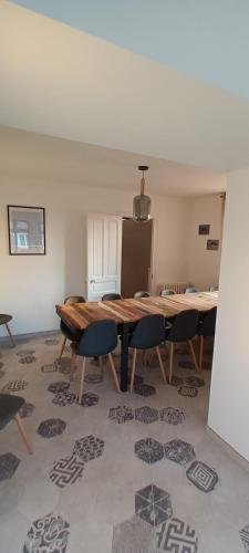 une salle à manger avec une table et des chaises dans une pièce dans l'établissement Villa du homard bleu, à Donville-les-Bains