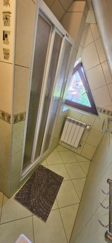 a bathroom with a shower and a window at Maria Chyc wynajem pokoi gościnnych in Zakopane