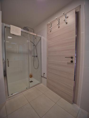 La salle de bains est pourvue d'une cabine de douche en verre. dans l'établissement Duplex Cosy- Sérénité en Bord de Mer, à Borgo