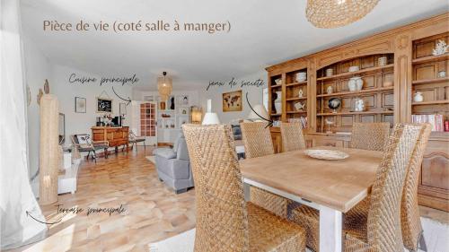 une salle à manger et un salon avec une table et des chaises dans l'établissement L'Ecrin du Sud Perfect Holiday home, à Cavalaire-sur-Mer