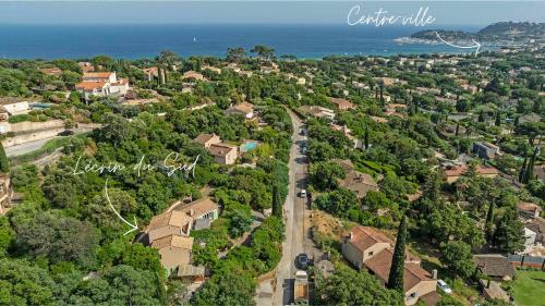 - une vue aérienne sur un quartier résidentiel avec des maisons et l'océan dans l'établissement L'Ecrin du Sud Perfect Holiday home, à Cavalaire-sur-Mer