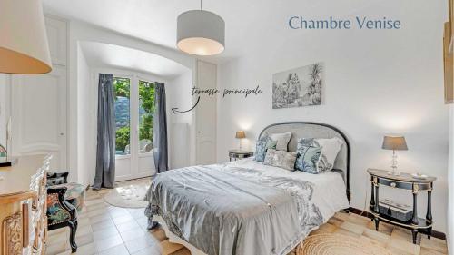 une chambre blanche avec un lit et une fenêtre dans l'établissement L'Ecrin du Sud Perfect Holiday home, à Cavalaire-sur-Mer