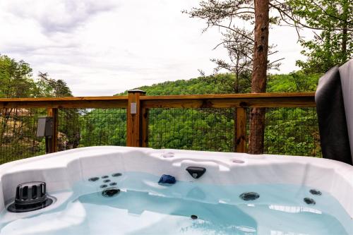 un jacuzzi en la parte trasera de una terraza en The Canyon at Pond Creek, en Pikeville