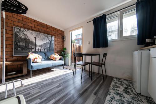 Ruang duduk di Tiny House Zaandam, Tranquility and easy Connection