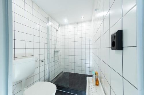 Bilik mandi di Tiny House Zaandam, Tranquility and easy Connection