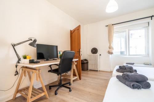 TV a/nebo společenská místnost v ubytování Guest House La Niçoise