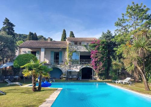 une maison avec une piscine devant dans l'établissement Villa, Villefranche-sur-mer, Pool, Tennis Court,, à Villefranche-sur-Mer