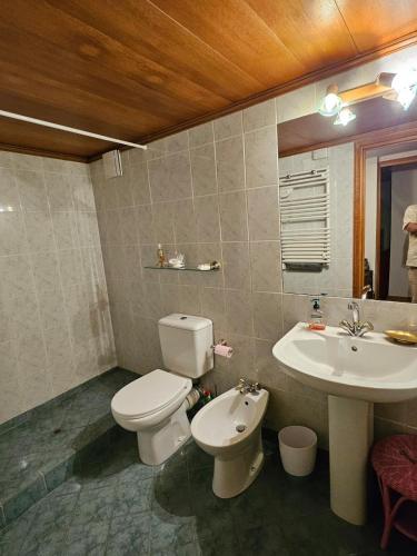 une salle de bain avec toilettes et lavabo dans l'établissement Villa, Villefranche-sur-mer, Pool, Tennis Court,, à Villefranche-sur-Mer