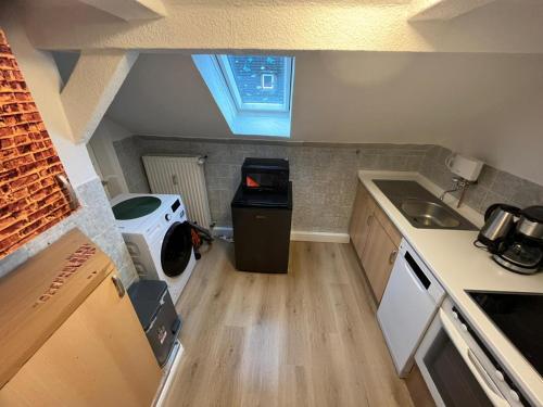 a small kitchen with a sink and a refrigerator at Zentrale Unterkunft in Neumünster in Neumünster