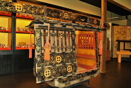 a display case in a room with at Hotel Kazahaya in Hita