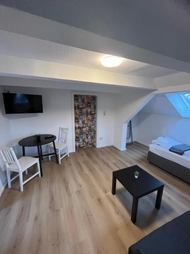 a living room with a couch and a table at Zentrale Unterkunft in Neumünster in Neumünster
