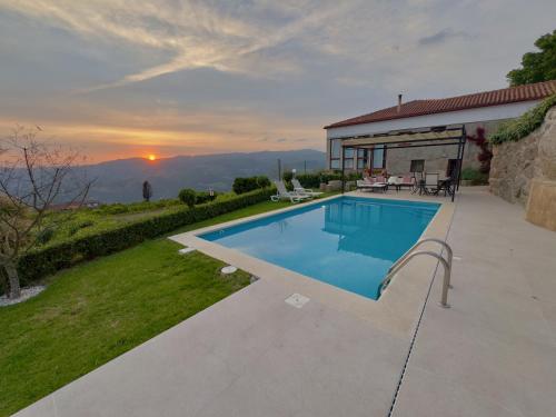 uma piscina no quintal de uma casa em Quinta de CasalMato em Resende