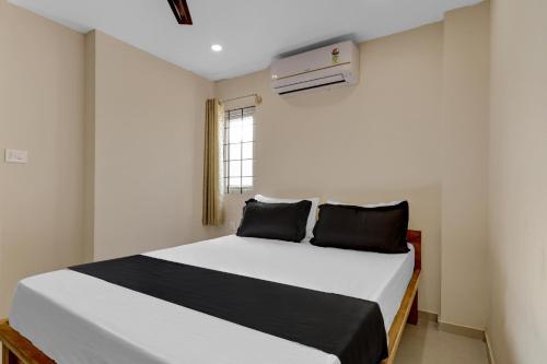 Giường trong phòng chung tại Hotel O M S Boarding and Lodging