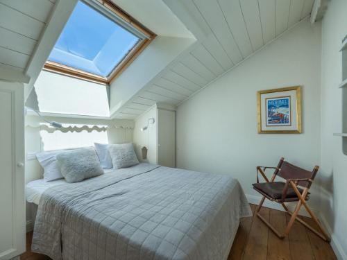 - une chambre avec un lit, une fenêtre et une chaise dans l'établissement Duplex 8 pers à Méribel Village, Sauna, Garage, Proche Piste et Commerces - FR-1-566-69, à Les Allues