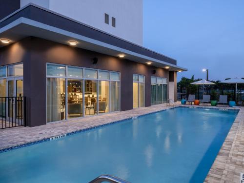 Kolam renang di atau dekat dengan EVEN Hotel Miami - Doral Area by IHG
