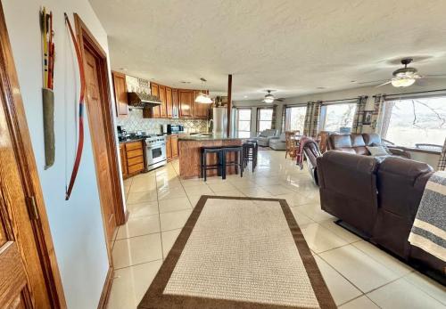Η κουζίνα ή μικρή κουζίνα στο Buffalo Cabin Gorgeous Illinois River view