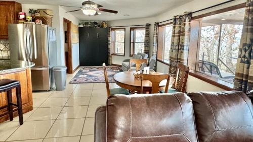 Η κουζίνα ή μικρή κουζίνα στο Buffalo Cabin Gorgeous Illinois River view