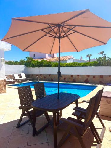 Chalet junto al mar con piscina privada