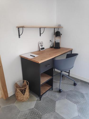 an office with a desk and a chair at Casas de Campo de Vale de Junco in Envendos