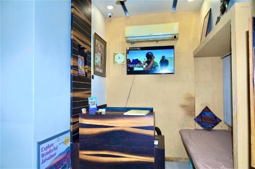 TV a/nebo společenská místnost v ubytování Bhagyalaxmi hotel