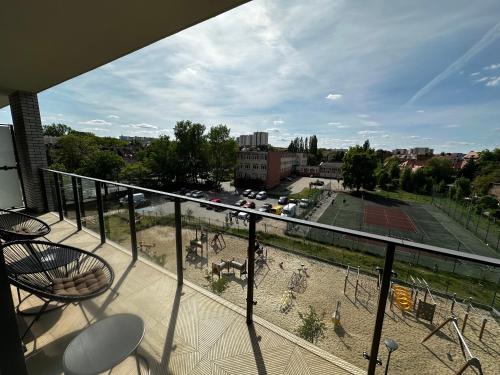 a balcony with a view of a tennis court at Apartament Centrum Moniuszki Lux in Zielona Góra