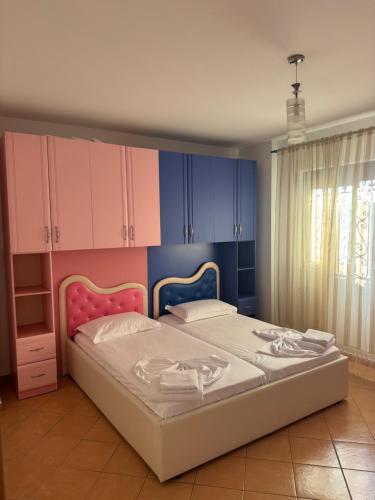 เตียงในห้องที่ Central Apartment