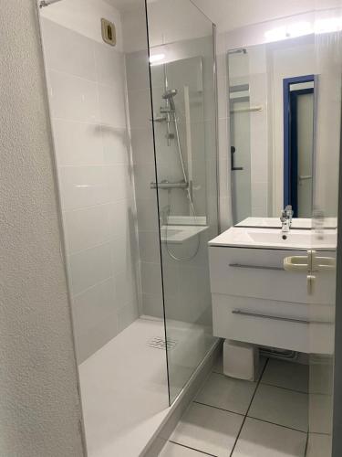 une salle de bain avec douche et lavabo dans l'établissement Résidence Port du Crouesty - maeva Home - Appartement 2 pièces 5 personnes - Sélection MAE-1186, à Arzon