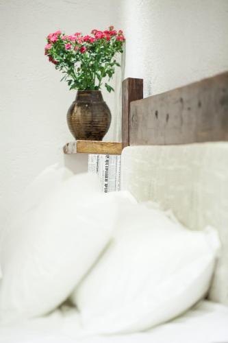 a vase with pink flowers sitting on a shelf at 张家界天门山伴田居民宿 in Zhangjiajie