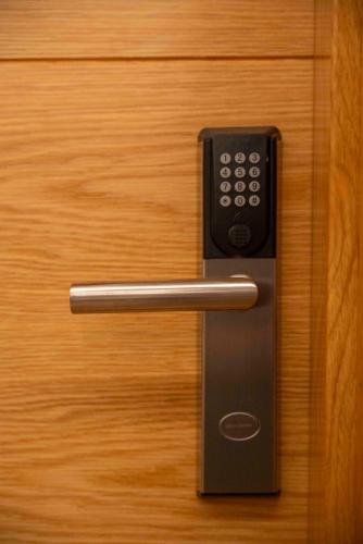 a black door handle on a wooden door at EightRooms La Rioja Pension in Logroño