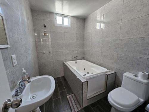 a bathroom with a sink and a toilet and a tub at El Riego Casa amplia, moderna y luminosa in Tehuacán