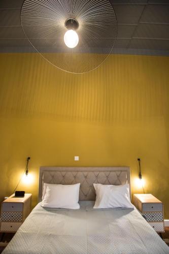 Ένα ή περισσότερα κρεβάτια σε δωμάτιο στο Atelier Residences by Sweet Keys