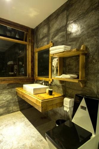 a bathroom with a sink and a mirror at 张家界天门山伴田居民宿 in Zhangjiajie